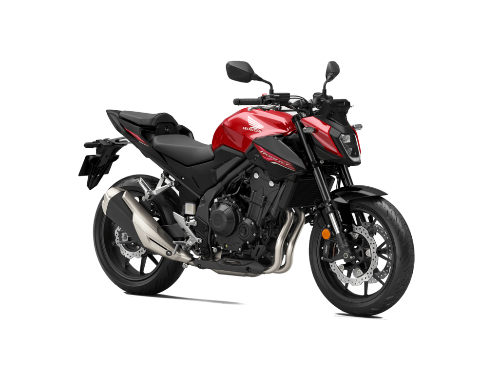 Ein rot-schwarzes Honda CB500F-Motorrad wird in einem Winkel gezeigt, der sein sportliches Design, den freiliegenden Motor und den silbernen Auspuff vor einem weißen Hintergrund hervorhebt - entdecken Sie exklusive Angebote mit HONDA DEALZ. Rider's Point der Kaltenbach Gruppe. Dein Partner für BMW Motorrad und Honda.