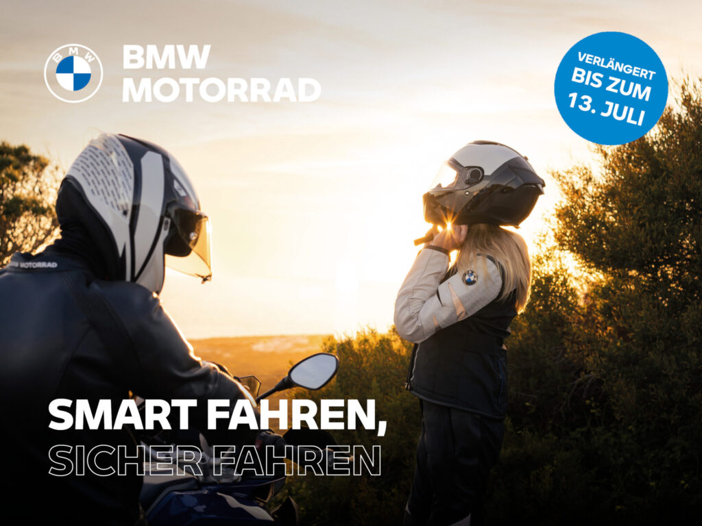 Zwei Motorradfahrer in BMW-Ausrüstung stehen bei Sonnenuntergang neben ihren Maschinen. Die eine rückt ihren Helm zurecht und schaut in die Sonne. Der Text wirbt für BMW Motorrad und eine Sicherheitsbotschaft. Ein blauer Aufkleber kennzeichnet die Verlängerung des "Highlight der Monate" bis zum 13. Juli. Rider's Point der Kaltenbach Gruppe. Dein Partner für BMW Motorrad und Honda.