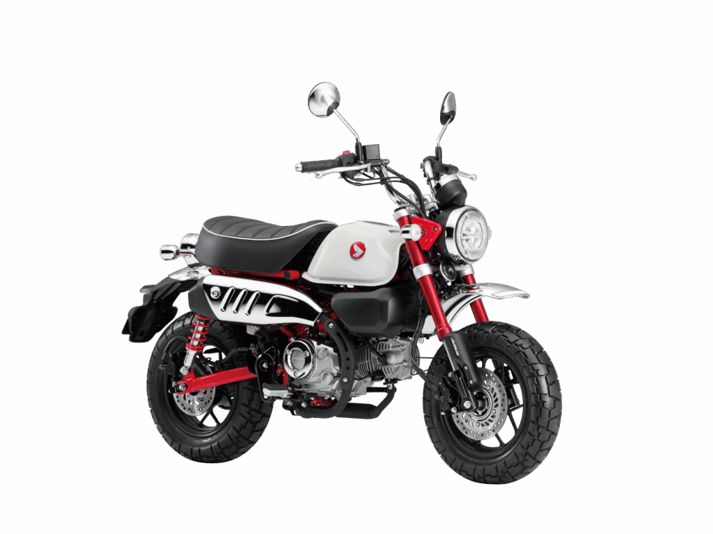 Ein kleines Motorrad im Retrostil mit weißem Tank, schwarzem Sitz, rotem Rahmen und verchromten Details wird von vorne auf einem weißen Hintergrund gezeigt - perfekt für Fans der HONDA 125er Deal Days. Rider's Point der Kaltenbach Gruppe. Dein Partner für BMW Motorrad und Honda.