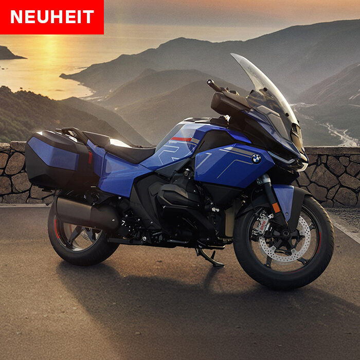 Ein blaues BMW Tourenmotorrad ist auf einer malerischen Bergstraße bei Sonnenuntergang geparkt, mit Blick auf Hügel und Küste. Oben links erscheint ein roter NEUHEIT-Kasten, der Sie zu den BMW Probefahrtwochen Werdohl einlädt, um eine Probefahrt zu unternehmen. Rider's Point der Kaltenbach Gruppe. Dein Partner für BMW Motorrad und Honda.