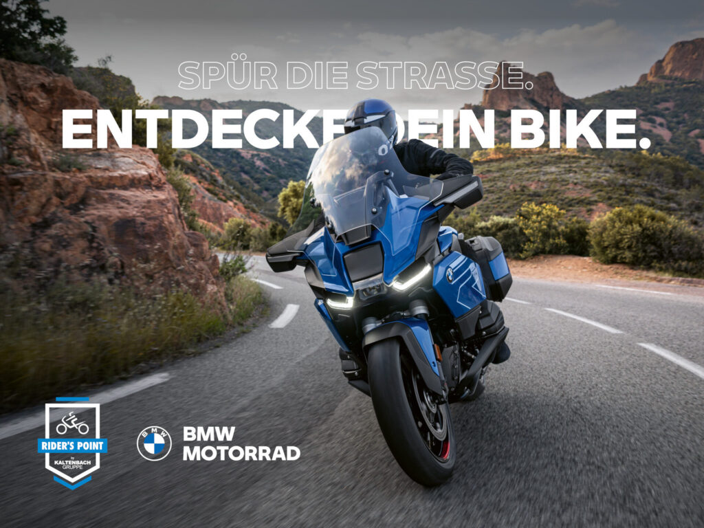 Eine Person fährt mit einem blauen BMW-Motorrad auf einer kurvenreichen Bergstraße unter klarem Himmel. Der deutsche Text lautet: "SPÜR DIE STRASSE. ENTDECKE DEIN BIKE." In der Ecke erscheinen die Logos von BMW Probefahrtwochen Werdohl und Riders Point. Rider's Point der Kaltenbach Gruppe. Dein Partner für BMW Motorrad und Honda.