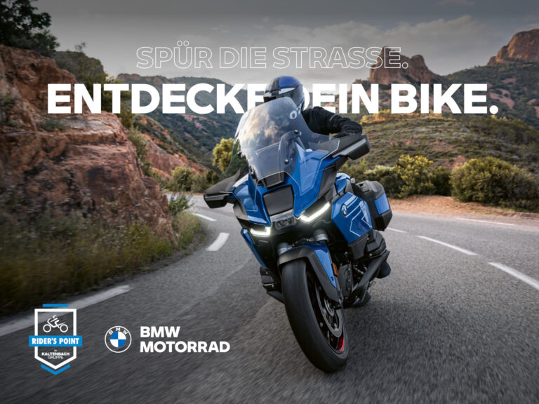 Eine Person fährt mit einem blauen BMW-Motorrad auf einer kurvenreichen Bergstraße unter klarem Himmel. Der deutsche Text lautet: "SPÜR DIE STRASSE. ENTDECKE DEIN BIKE." In der Ecke erscheinen die Logos von BMW Probefahrtwochen Werdohl und Riders Point. Rider's Point der Kaltenbach Gruppe. Dein Partner für BMW Motorrad und Honda.