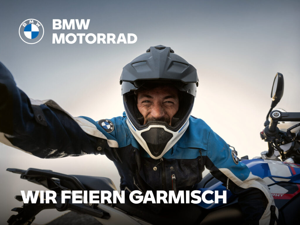 Ein lächelnder Motorradfahrer in BMW Kleidung macht ein Selfie neben einem Motorrad, mit dem BMW Motorrad Logo und dem Text WIR FEIERN GARMISCH auf dem Bild, der die exklusive Saisonstart-Rabatt-Aktion hervorhebt. Rider's Point der Kaltenbach Gruppe. Dein Partner für BMW Motorrad und Honda.