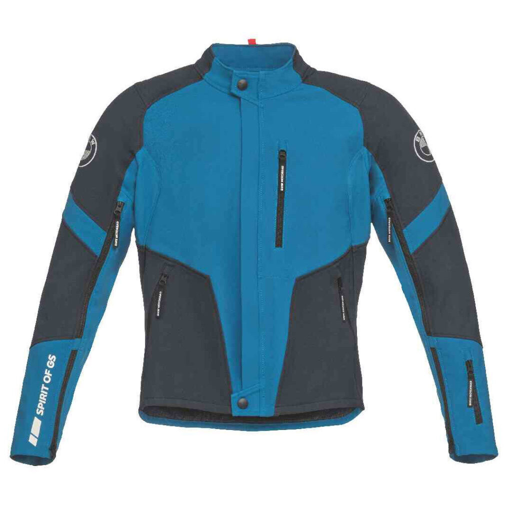 Hellblau-schwarze Motorradjacke mit Brust- und Ärmeltaschen mit Reißverschluss, hohem Kragen und SPIRIT OF GS Schriftzug und Logo auf dem linken Ärmel. Jetzt im Rahmen der BMW Motorrad Fahrerausstattung reduziert erhältlich. Rider's Point der Kaltenbach Gruppe. Dein Partner für BMW Motorrad und Honda.