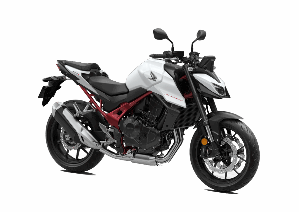 Ein weißes und schwarzes Honda-Motorrad mit rotem Rahmen, von der rechten Seite aus gesehen, mit schlankem, modernem Design, freiliegendem Motor, sportlichem Styling und verfügbar mit Honda Finanzierung auf einem schlichten weißen Hintergrund. Rider's Point der Kaltenbach Gruppe. Dein Partner für BMW Motorrad und Honda.