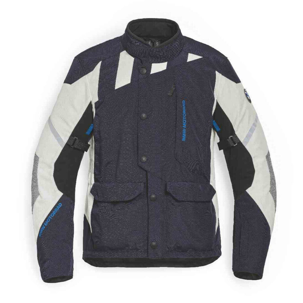 Eine marineblaue und weiße Motorradjacke mit schwarzen und blauen Akzenten, mit mehreren Taschen, Reißverschlüssen und einem hohen Kragen, dargestellt auf einem schlichten weißen Hintergrund - Teil der BMW Motorrad Fahrerausstattung reduziert Kollektion. Rider's Point der Kaltenbach Gruppe. Dein Partner für BMW Motorrad und Honda.