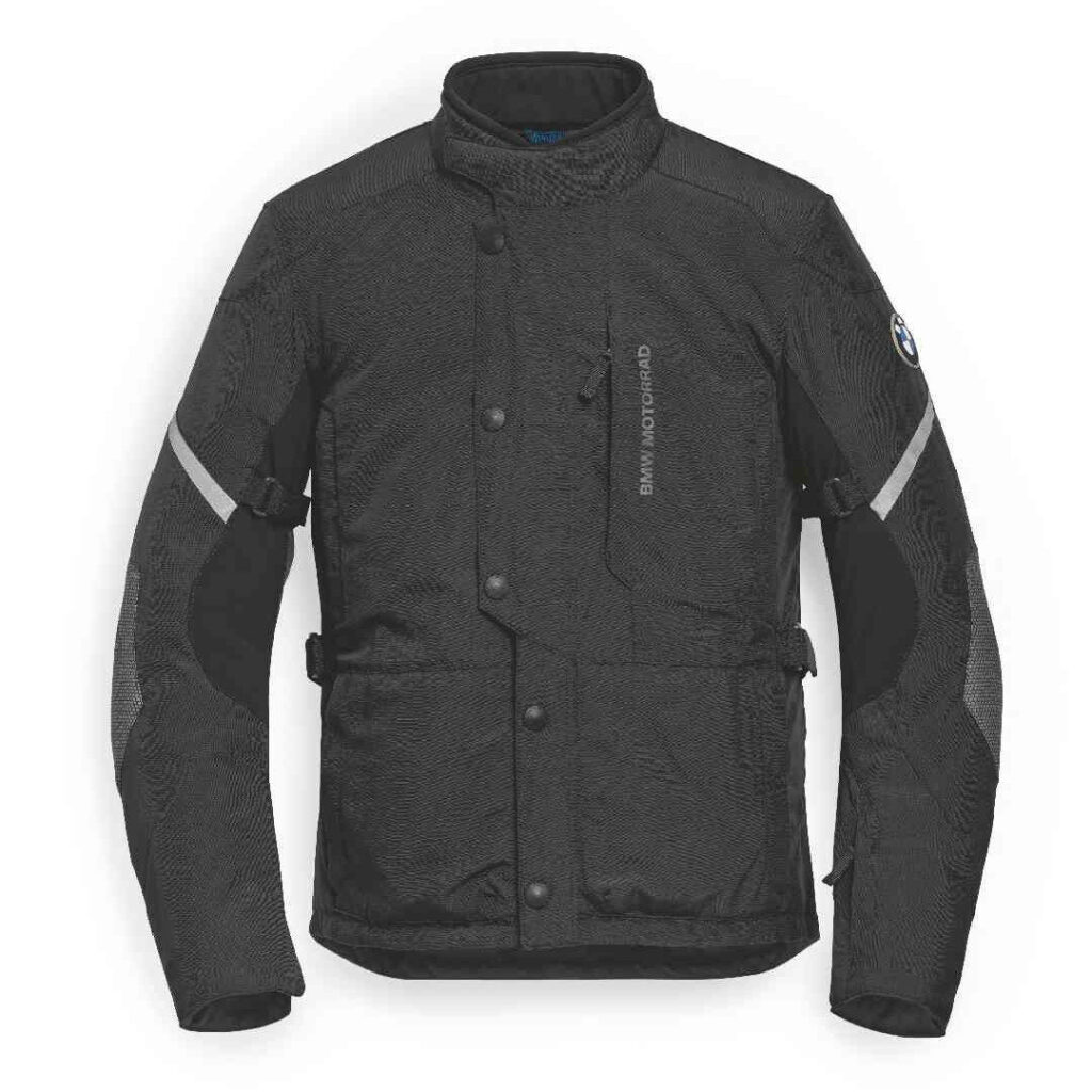 Schwarze BMW Motorrad Jacke mit Reflexionsstreifen, Reißverschluss und Druckknopfverschluss auf der Vorderseite und dem BMW Logo auf dem linken Oberarm auf weißem Hintergrund. Jetzt als BMW Motorrad Fahrerausstattung reduziert erhältlich. Rider's Point der Kaltenbach Gruppe. Dein Partner für BMW Motorrad und Honda.