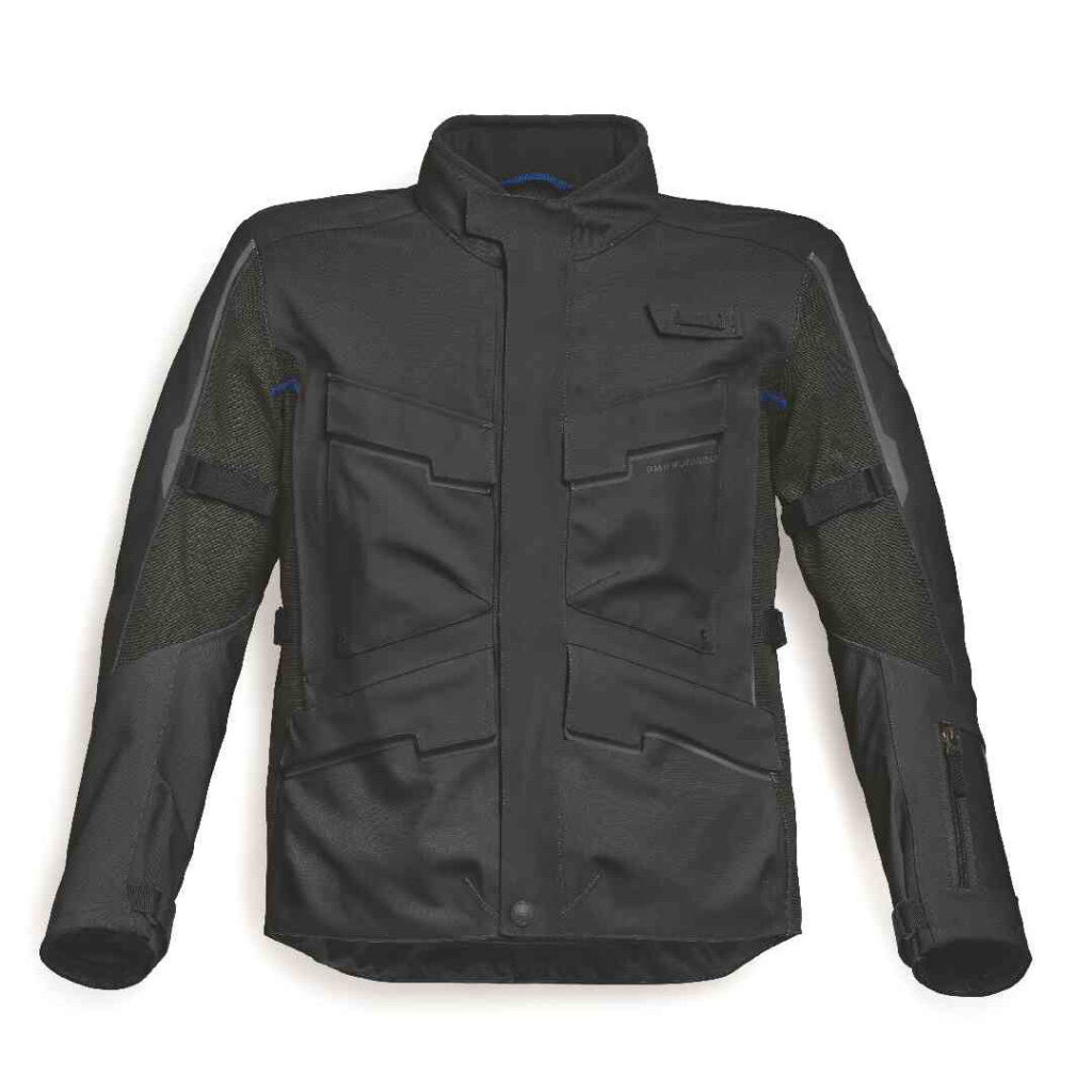 Eine schwarze Motorradjacke mit Mesh-Einsätzen an den Ärmeln, mehreren Reißverschlusstaschen, verstellbaren Trägern an den Seiten und einem Druckknopfkragen - Teil der BMW Motorrad Fahrerausstattung reduziert - auf einem schlichten weißen Hintergrund. Rider's Point der Kaltenbach Gruppe. Dein Partner für BMW Motorrad und Honda.