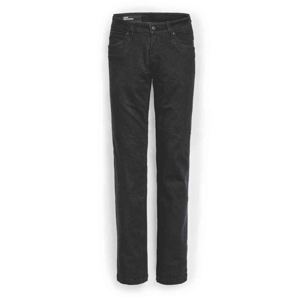 Eine schwarze Jeans mit geradem Bein, Vorder- und Gesäßtaschen, Knopfverschluss und Gürtelschlaufen auf weißem Hintergrund - perfekt, um sie mit der BMW Motorrad Fahrerausstattung reduziert zu kombinieren und stilvoll zu fahren. Rider's Point der Kaltenbach Gruppe. Dein Partner für BMW Motorrad und Honda.