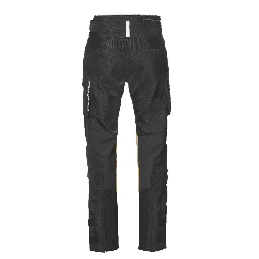 Schwarze Motorrad-Reithose, von hinten gesehen, mit verstärkten Knien und einem reflektierenden Streifen in der Nähe des Bunds. Teil der BMW Motorrad Fahrerausstattung reduziert, diese Hose bieten verstellbare Knöchel, Seitentaschen und weißen Logo-Text auf dem linken Oberschenkel. Rider's Point der Kaltenbach Gruppe. Dein Partner für BMW Motorrad und Honda.