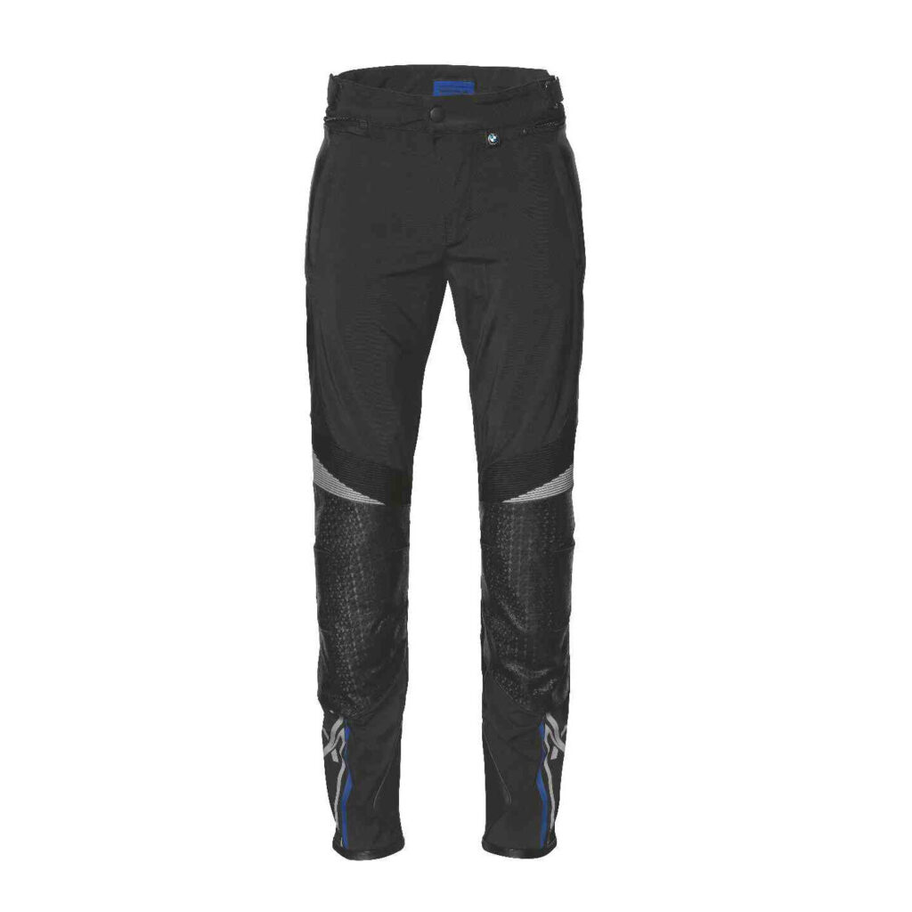Schwarze Motorradfahrhose mit verstärkten Kniepartien, Reflexstreifen und blauen Akzenten, dargestellt auf einem schlichten weißen Hintergrund, Vorderansicht. BMW Motorrad Fahrerausstattung reduziert - Premium Qualität zum günstigen Preis. Rider's Point der Kaltenbach Gruppe. Dein Partner für BMW Motorrad und Honda.