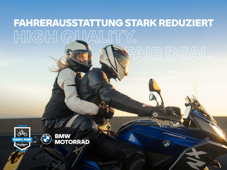 Zwei Personen in Helmen und Motorradkleidung fahren mit einem BMW Motorrad über eine offene Straße. Text in Deutsch und Englisch wirbt für BMW Motorrad Fahrerausstattung reduziert für hochwertige Fahrerausrüstung. Die Logos von BMW Motorrad und Rider's Point sind sichtbar. Rider's Point der Kaltenbach Gruppe. Dein Partner für BMW Motorrad und Honda.
