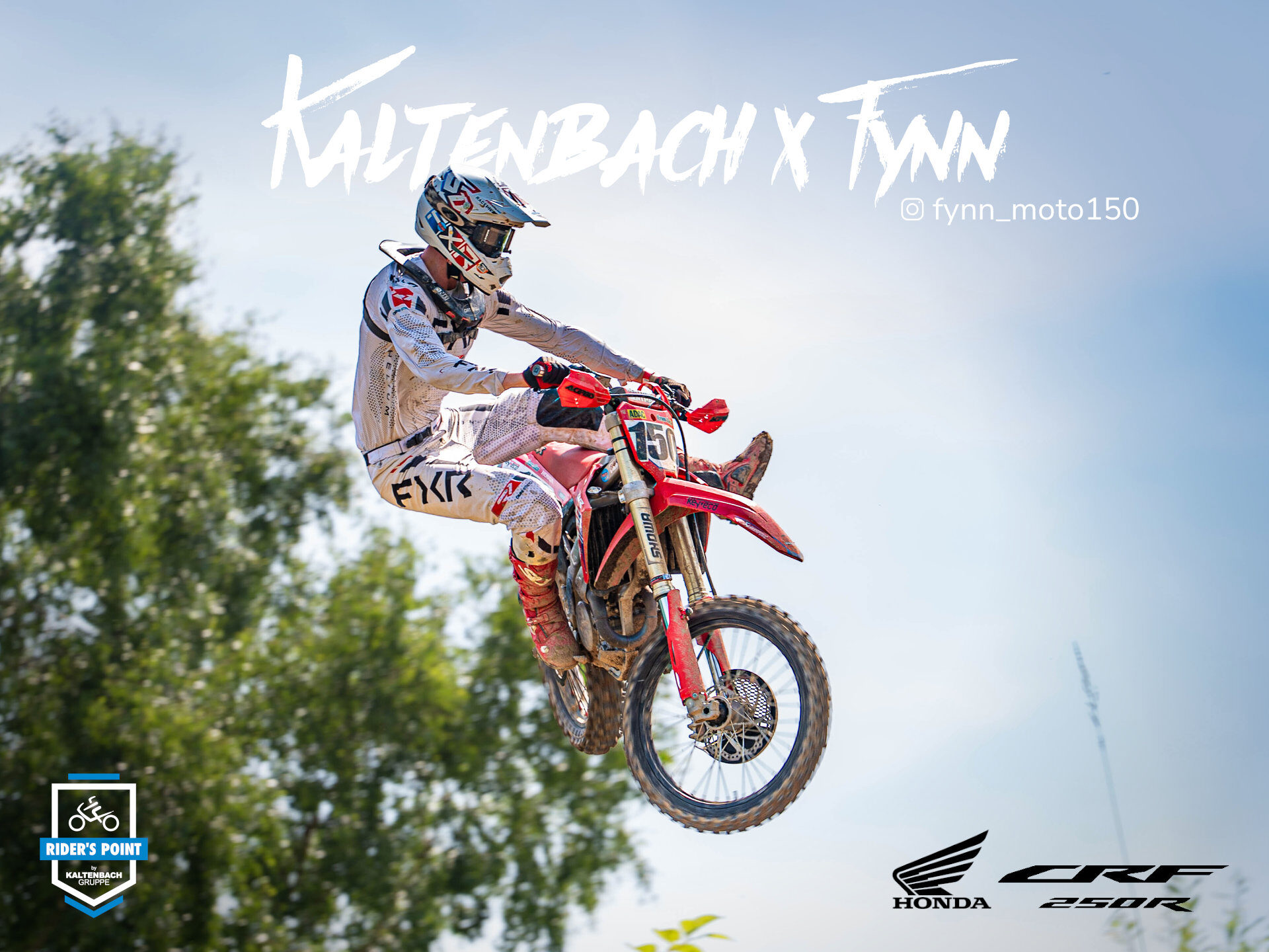 Ein Motocross-Fahrer in weißer Kleidung springt auf einem roten Honda CRF 250R Dirt Bike vor einem blauen Himmel, mit Bäumen im Hintergrund und verschiedenen Motocross-Sponsoring-Logos und Texten, die das Bild überlagern. Rider's Point der Kaltenbach Gruppe. Dein Partner für BMW Motorrad und Honda.