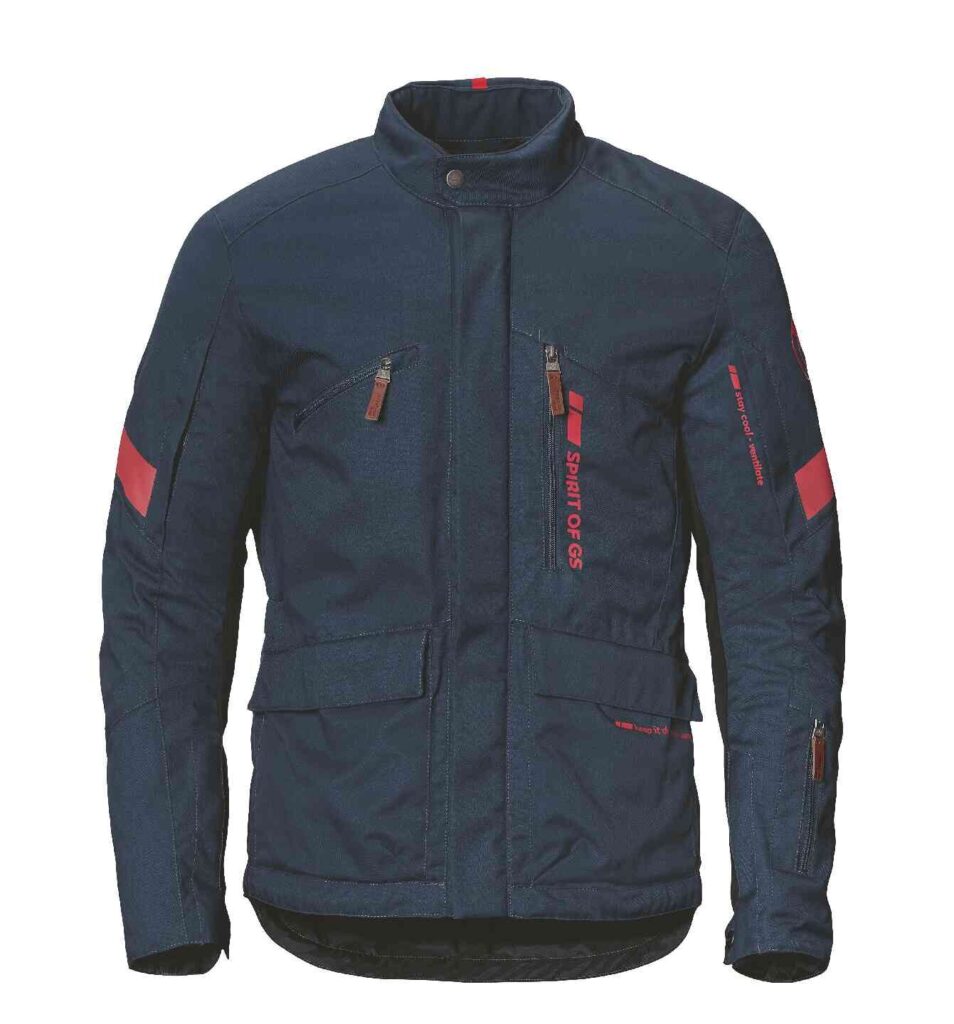 Eine dunkelblaue BMW Motorrad Fahrerausstattung Motorradjacke mit roten Akzenten und mehreren Reißverschlusstaschen, präsentiert vor weißem Hintergrund. Die Jacke mit Stehkragen, Druckknopf und verstellbaren Bündchen ist jetzt reduziert. Rider's Point der Kaltenbach Gruppe. Dein Partner für BMW Motorrad und Honda.