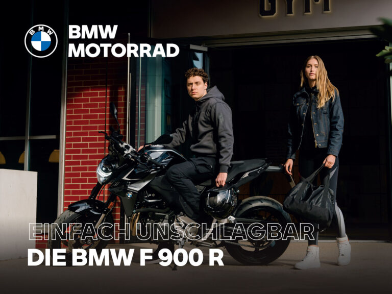 Ein Mann sitzt auf einem schwarzen BMW F 900 R Motorrad vor einem Gebäude, während eine Frau mit einer großen Tasche neben ihm steht. Der Text lautet: "BMW Motorrad. Einfach unschlagbar. Die BMW F 900 R." Entdecke jetzt die BMW F 800 GS Sonderaktion!. Rider's Point der Kaltenbach Gruppe. Dein Partner für BMW Motorrad und Honda.