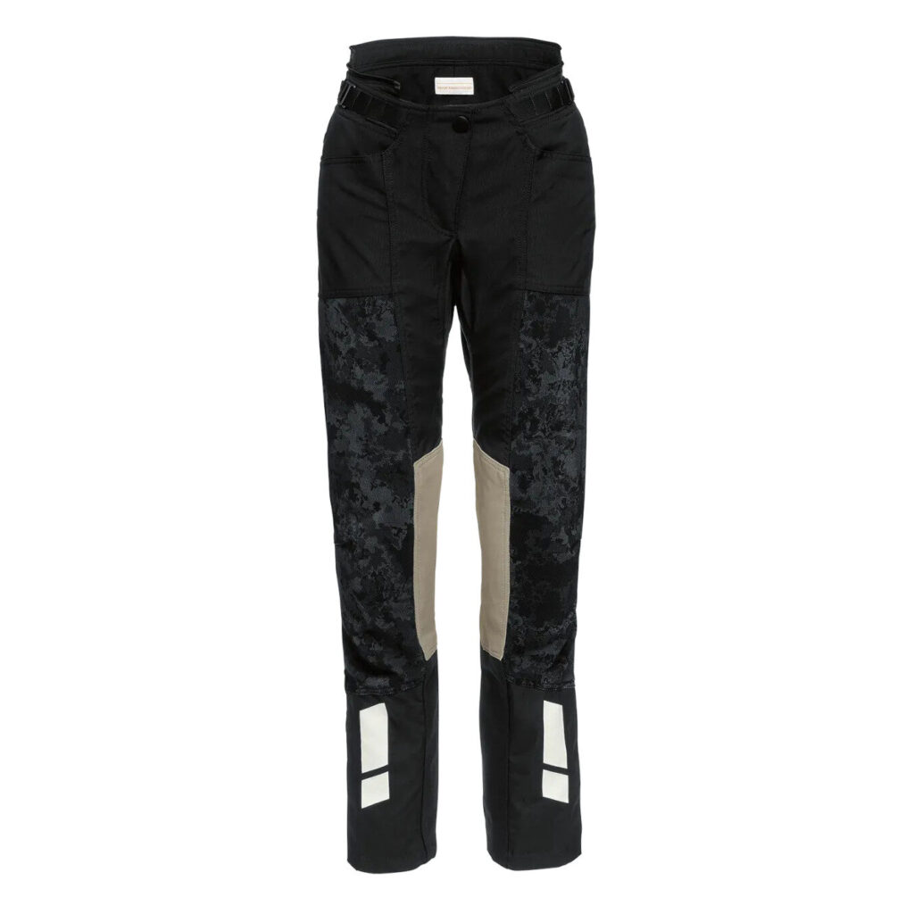 Eine schwarze Hose mit strukturierten, dunkelgrauen Einsätzen an den Oberschenkeln, hellbeigen Abschnitten an den Knien und reflektierenden, weißen, rechteckigen Aufnähern in der Nähe des Gesäßes - perfekt für BMW Motorrad Fahrerausstattung reduziert-Enthusiasten. Rider's Point der Kaltenbach Gruppe. Dein Partner für BMW Motorrad und Honda.