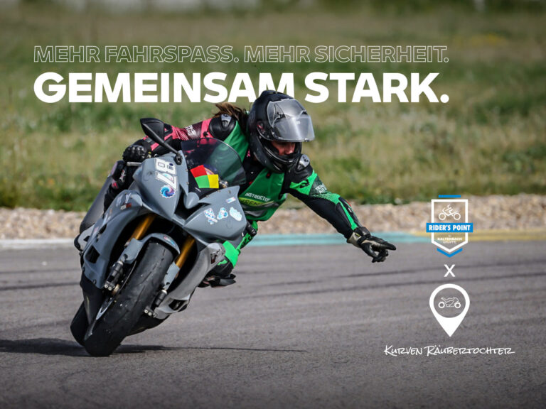 Ein Motorradfahrer in grüner und schwarzer Kleidung biegt beim Motorradtraining Kurven-Räubertochter auf einer Rennstrecke in eine Kurve ein. Der fettgedruckte Text lautet GEMEINSAM STARK, darüber stehen Slogans für Sicherheit und Fahrspaß. Logos und Text erscheinen auf der rechten Seite des Bildes. Rider's Point der Kaltenbach Gruppe. Dein Partner für BMW Motorrad und Honda.