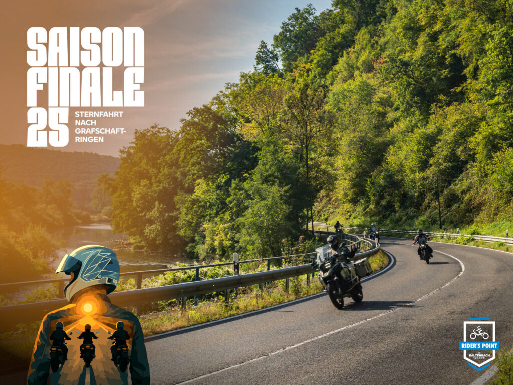 Drei Motorradfahrer fahren eine kurvenreiche Straße entlang, die von üppigen grünen Bäumen gesäumt ist. Im Vordergrund sind Motorrad Saisonfinale und Saison Finale 25 Sternfahrt nach Grafschaft-Ringen in Fettschrift und eine stilisierte Biker-Grafik zu sehen. Rider's Point der Kaltenbach Gruppe. Dein Partner für BMW Motorrad und Honda.