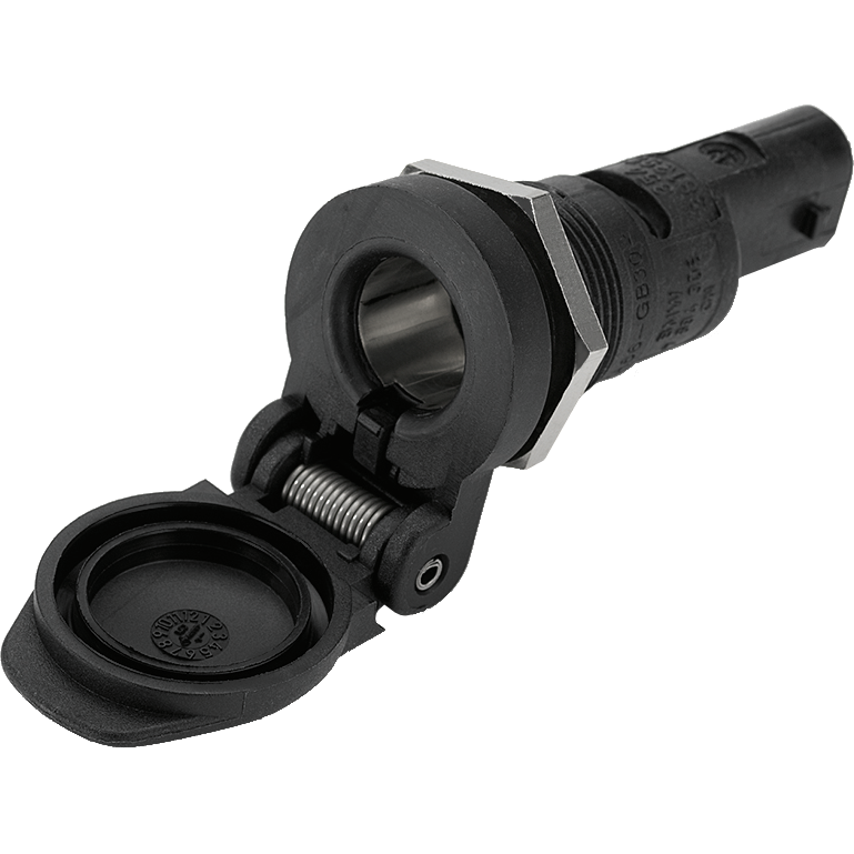 Ein schwarzer zylindrischer elektrischer Anschluss für das BMW Batterieladegerät Plus mit aufklappbarer Schutzkappe und Sicherungsmutter aus Metall ist vor einem schlichten hellen Hintergrund abgebildet. Rider's Point der Kaltenbach Gruppe. Dein Partner für BMW Motorrad und Honda.