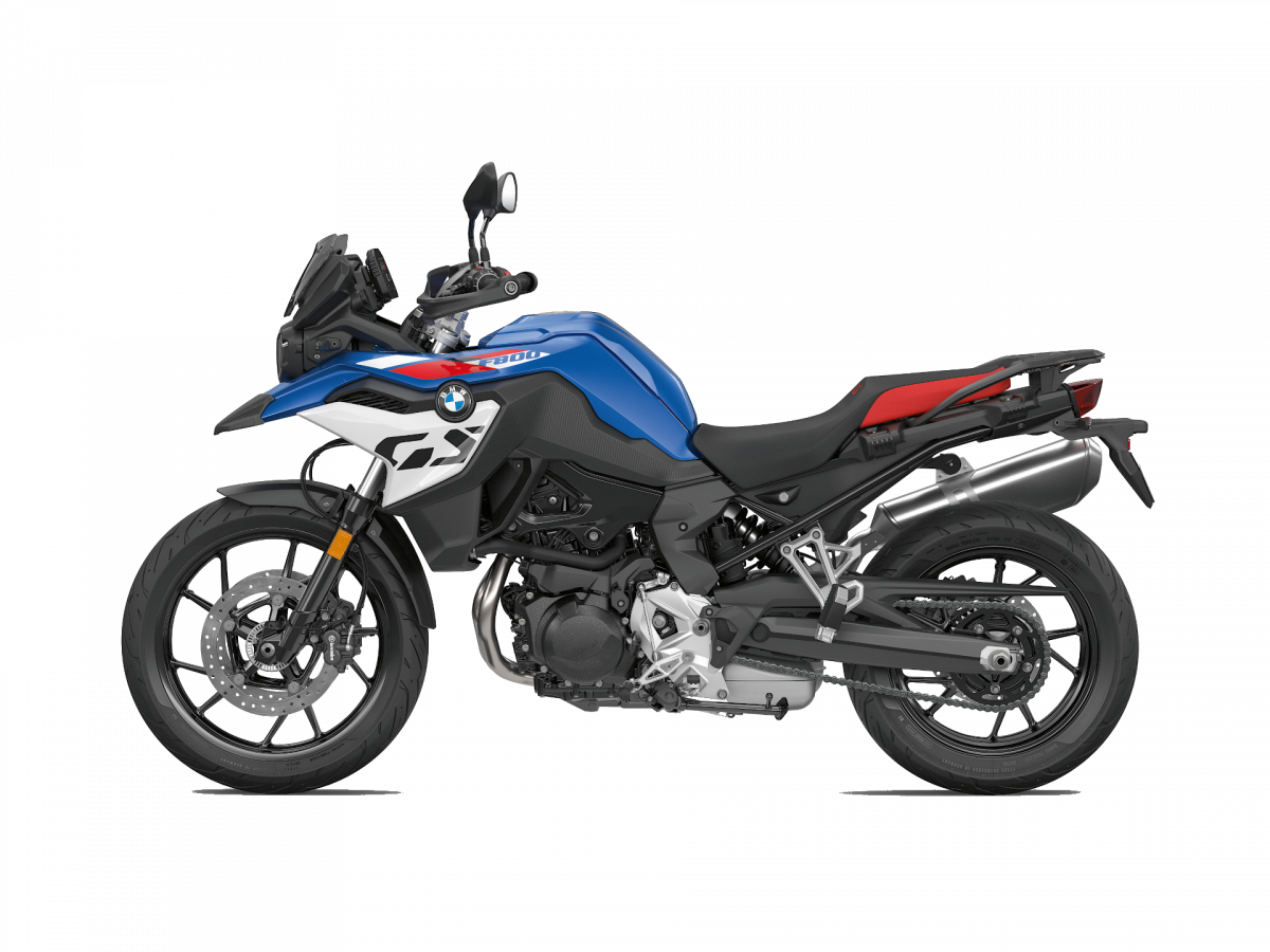 Ein blaues, weißes und schwarzes BMW F 800 GS Adventure-Motorrad mit rotem Sitz, von der Seite betrachtet, das seine vordere Scheibenbremse, den Auspuff und das sportliche Gesamtdesign auf weißem Hintergrund zeigt. Rider's Point der Kaltenbach Gruppe. Dein Partner für BMW Motorrad und Honda.