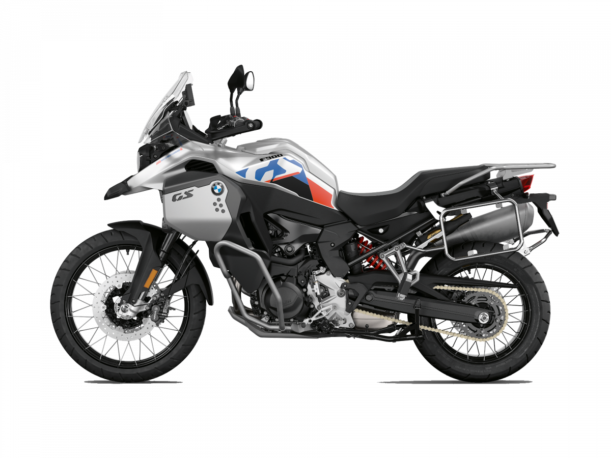 Seitenansicht eines BMW F 900 GS Adventure Motorrads mit weißer, blauer und roter Farbgebung, Speichenrädern, großer Frontscheibe, hoher Bodenfreiheit und einem hinteren Gepäckträger. Rider's Point der Kaltenbach Gruppe. Dein Partner für BMW Motorrad und Honda.