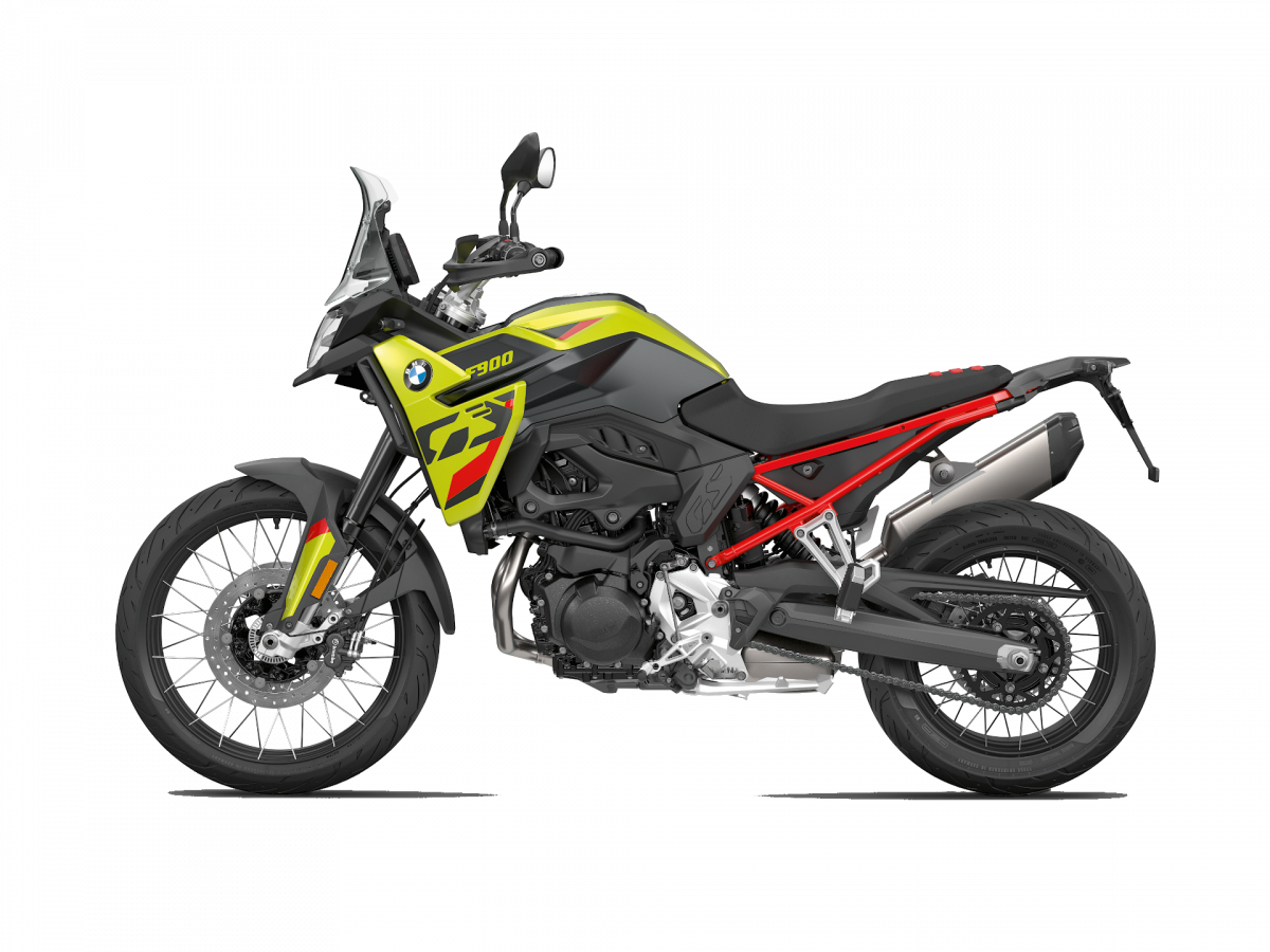 Seitenansicht eines BMW F 900 GS Adventure-Motorrads in Gelb und Schwarz mit roten Akzenten, Speichenrädern, hohem vorderen Kotflügel, Windschutzscheibe und hochgelegtem Auspuff, das sowohl für den Einsatz auf der Straße als auch im Gelände konzipiert ist. Rider's Point der Kaltenbach Gruppe. Dein Partner für BMW Motorrad und Honda.