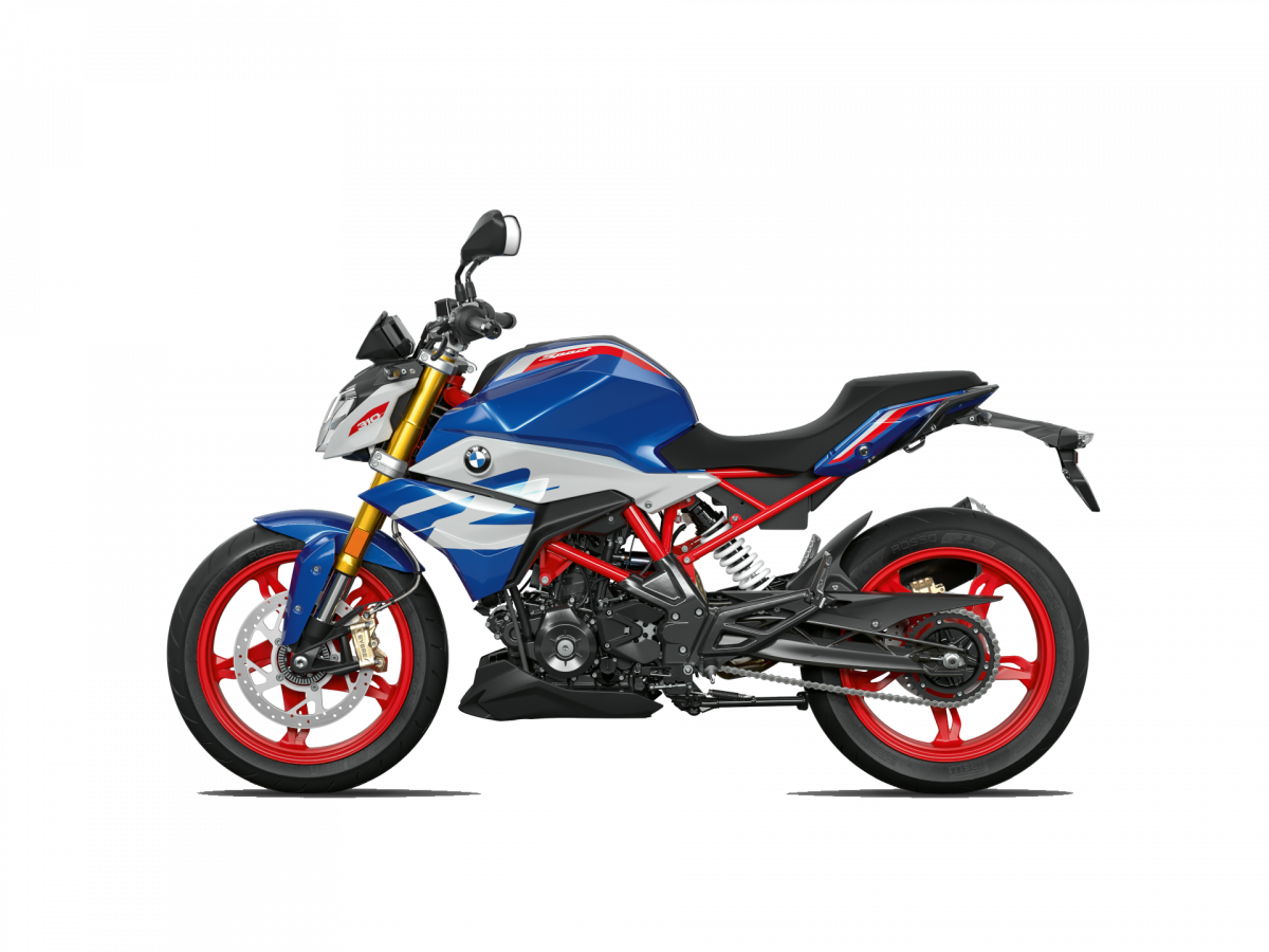 Ein blaues, weißes und rotes BMW G 310 R Motorrad mit roten Rädern, sportlichem Design, ausgestelltem Rahmen und minimalem Heckteil wird von der Seite vor einem transparenten Hintergrund betrachtet. Rider's Point der Kaltenbach Gruppe. Dein Partner für BMW Motorrad und Honda.