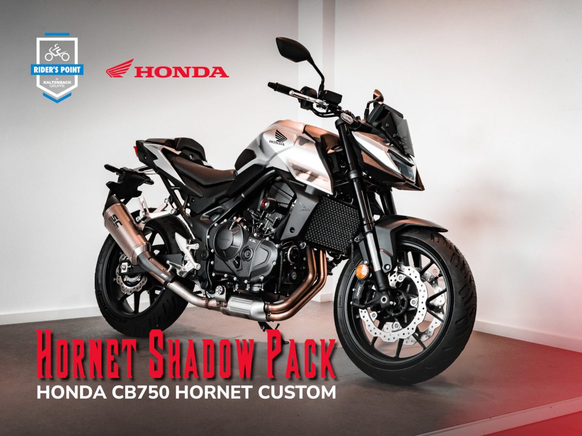 Ein schnittiges schwarz-silbernes Honda CB750 Hornet-Motorrad wird in einem Ausstellungsraum ausgestellt und ist mit Hornet Shadow Pack-Details versehen. Ein fetter roter Text hebt die Honda CB750 Hornet Custom hervor, mit Logos von Honda und Riders Point am oberen Rand. Rider's Point der Kaltenbach Gruppe. Dein Partner für BMW Motorrad und Honda.