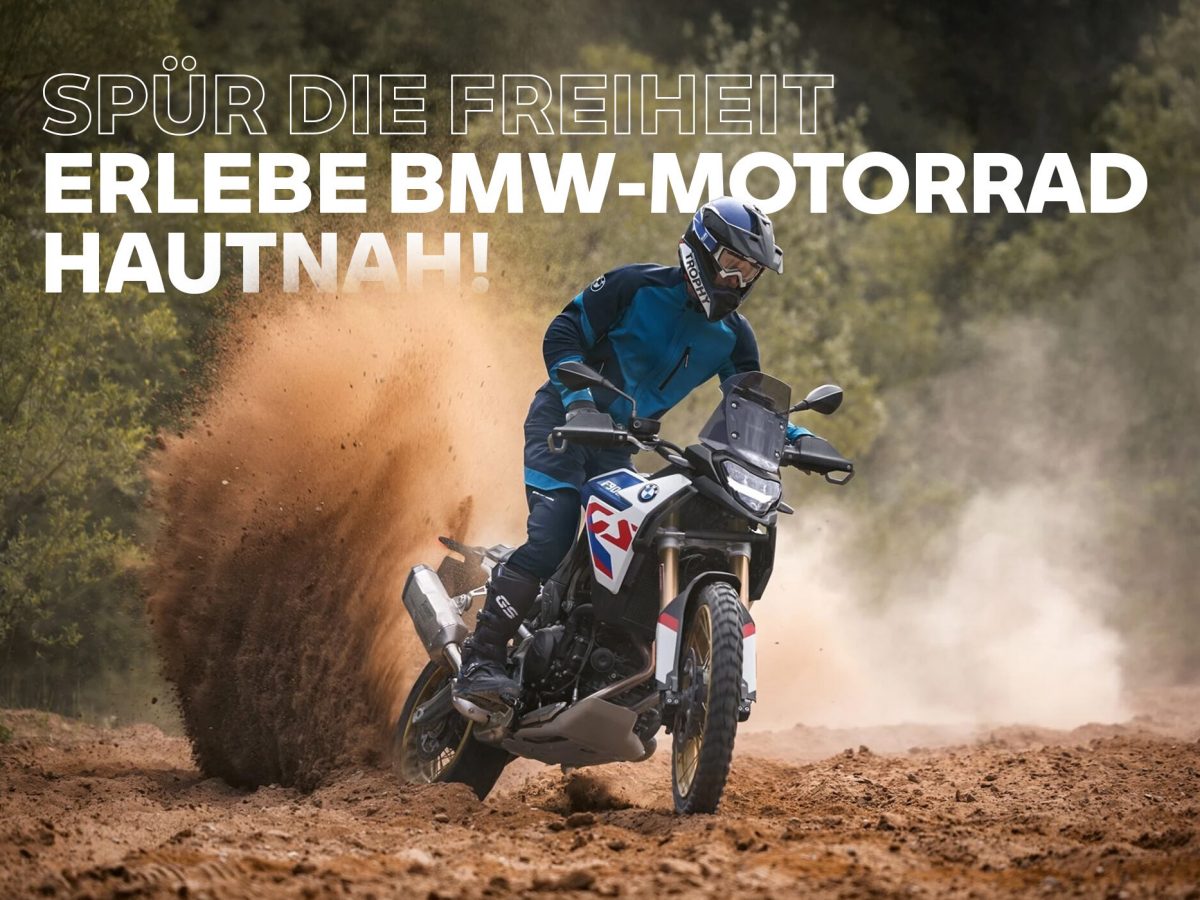 Ein Motorradfahrer in blauer Kleidung fährt mit einer BMW im Gelände und wirbelt dabei Sand auf, mit fetter deutscher Schrift: Spür die Freiheit. Erlebe BMW-Motorrad hautnah! Entdecke die BMW Probefahrtwochen Werdohl. Rider's Point der Kaltenbach Gruppe. Dein Partner für BMW Motorrad und Honda.
